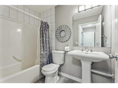 433 Stonegate Way Nw, Airdrie, AB - Indoor Photo Showing Bathroom