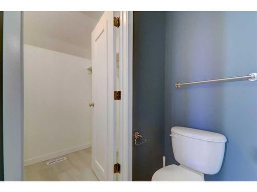 5215 55 Avenue, Eckville, AB - Indoor Photo Showing Bathroom