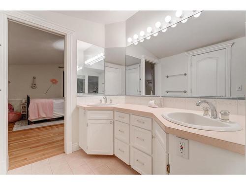 5928 Bow Crescent Nw, Calgary, AB - Indoor Photo Showing Bathroom