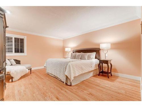 5928 Bow Crescent Nw, Calgary, AB - Indoor Photo Showing Bedroom