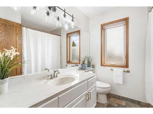 14220 Evergreen Street Sw, Calgary, AB - Indoor Photo Showing Bathroom