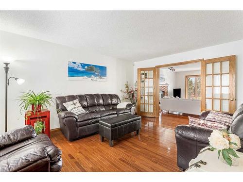 14220 Evergreen Street Sw, Calgary, AB - Indoor Photo Showing Living Room