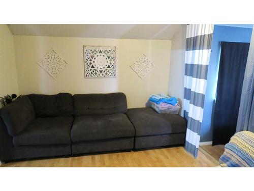4908 52 Avenue, Eckville, AB - Indoor Photo Showing Living Room