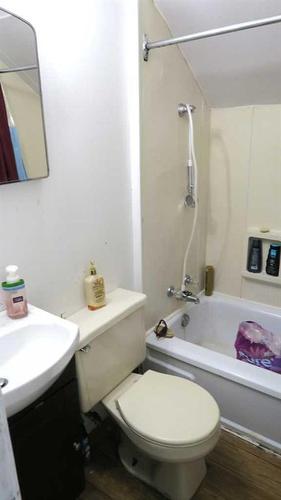 4908 52 Avenue, Eckville, AB - Indoor Photo Showing Bathroom