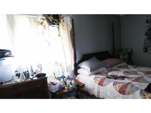 4908 52 Avenue, Eckville, AB - Indoor Photo Showing Bedroom