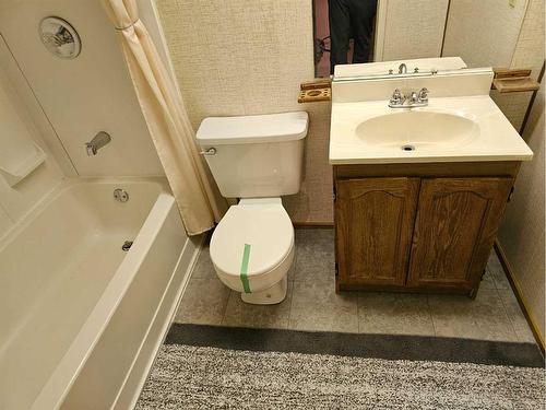 2644 Dovely Court Se, Calgary, AB - Indoor Photo Showing Bathroom