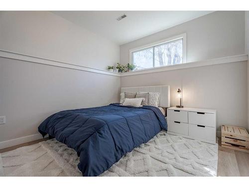 7235 Range Drive Nw, Calgary, AB - Indoor Photo Showing Bedroom