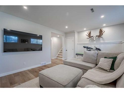 7235 Range Drive Nw, Calgary, AB - Indoor Photo Showing Living Room