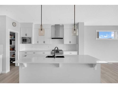 162 Bayview Circle Sw, Airdrie, AB - Indoor Photo Showing Kitchen With Upgraded Kitchen