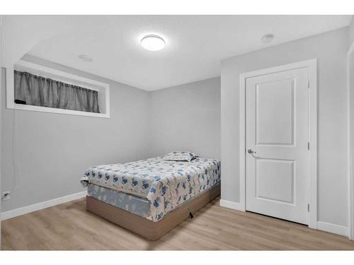 162 Bayview Circle Sw, Airdrie, AB - Indoor Photo Showing Bedroom