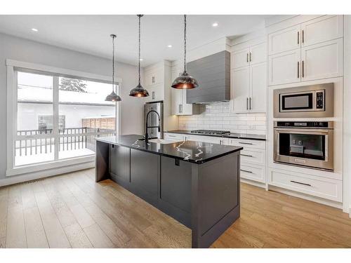 517 36 Street Sw, Calgary, AB - Indoor Photo Showing Kitchen With Upgraded Kitchen