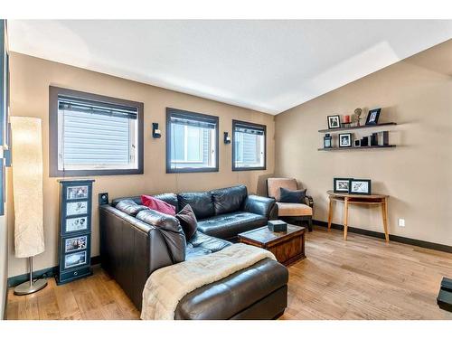 100 Cougar Ridge Manor Sw, Calgary, AB - Indoor Photo Showing Living Room
