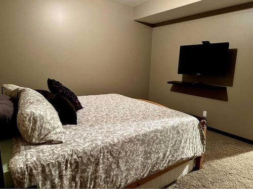 100 Cougar Ridge Manor Sw, Calgary, AB - Indoor Photo Showing Bedroom