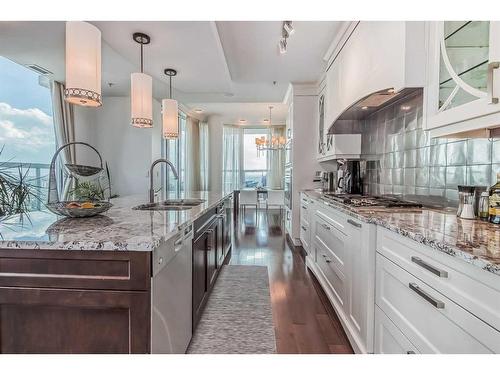 2500-817 15 Avenue Sw, Calgary, AB - Indoor Photo Showing Kitchen With Upgraded Kitchen