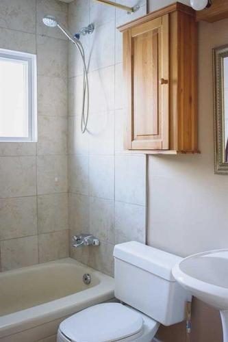 2419 17A Street Sw, Calgary, AB - Indoor Photo Showing Bathroom