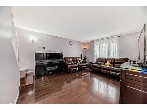 31 Covehaven Rise Ne, Calgary, AB - Indoor Photo Showing Living Room