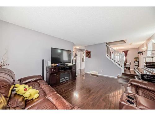 31 Covehaven Rise Ne, Calgary, AB - Indoor Photo Showing Living Room