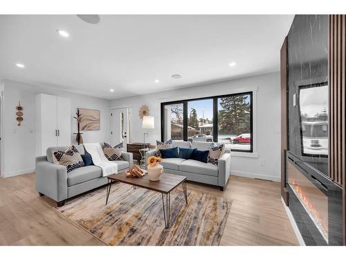 908 87 Avenue Sw, Calgary, AB - Indoor Photo Showing Living Room