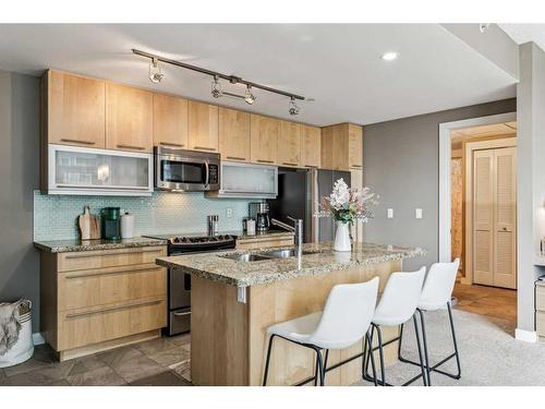 507-215 13 Avenue Sw, Calgary, AB - Indoor Photo Showing Kitchen With Double Sink
