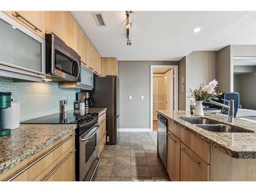 507-215 13 Avenue Sw, Calgary, AB - Indoor Photo Showing Kitchen With Double Sink