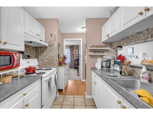 2110-2000 Millrise Point Sw, Calgary, AB - Indoor Photo Showing Kitchen