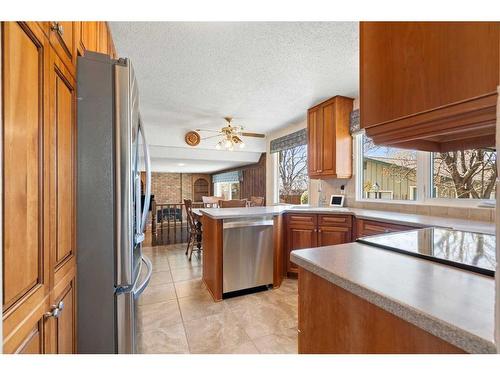 239 Parkland Crescent Se, Calgary, AB - Indoor Photo Showing Kitchen