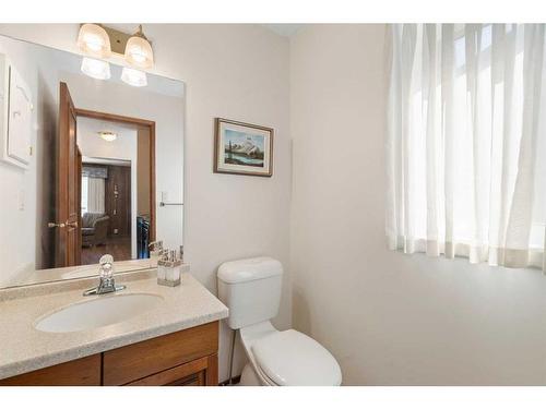 239 Parkland Crescent Se, Calgary, AB - Indoor Photo Showing Bathroom
