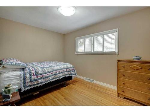 5912 Thornton Road Nw, Calgary, AB - Indoor Photo Showing Bedroom