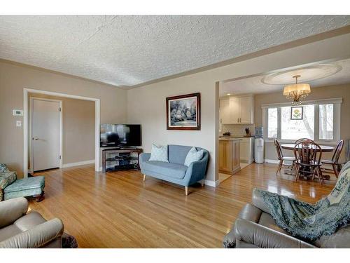 5912 Thornton Road Nw, Calgary, AB - Indoor Photo Showing Living Room