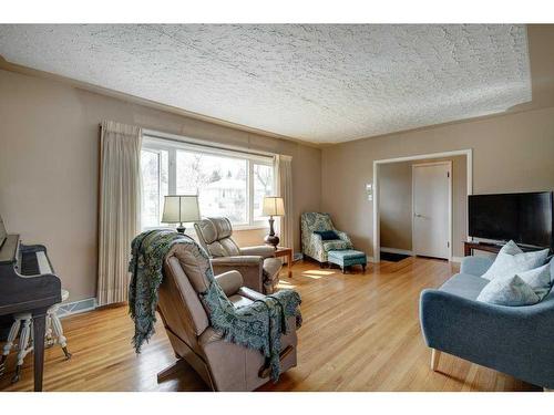 5912 Thornton Road Nw, Calgary, AB - Indoor Photo Showing Living Room
