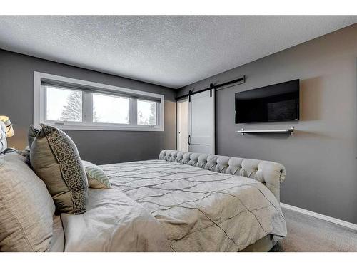 252 Cantrell Drive Sw, Calgary, AB - Indoor Photo Showing Bedroom