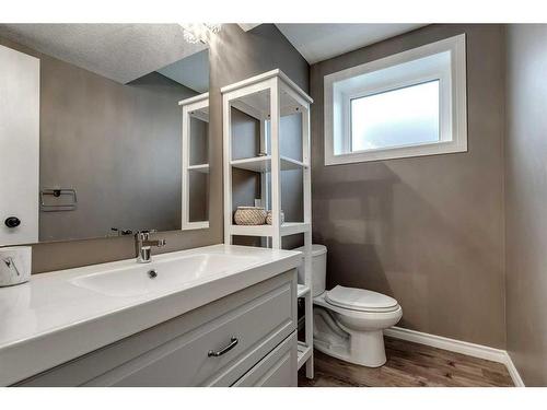 252 Cantrell Drive Sw, Calgary, AB - Indoor Photo Showing Bathroom