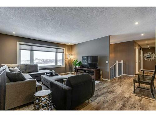 252 Cantrell Drive Sw, Calgary, AB - Indoor Photo Showing Living Room