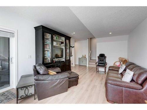 215-7820 Spring Willow Drive Sw, Calgary, AB - Indoor Photo Showing Living Room