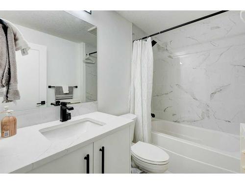 215-7820 Spring Willow Drive Sw, Calgary, AB - Indoor Photo Showing Bathroom
