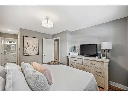 135 Waterloo Drive Sw, Calgary, AB - Indoor Photo Showing Bedroom