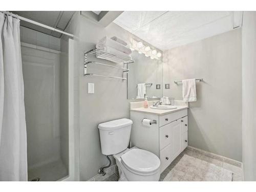 135 Waterloo Drive Sw, Calgary, AB - Indoor Photo Showing Bathroom