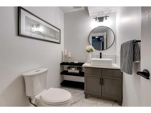 21 Richelieu Court Sw, Calgary, AB - Indoor Photo Showing Bathroom