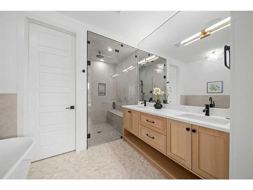 4131 18 Street Sw, Calgary, AB - Indoor Photo Showing Bathroom
