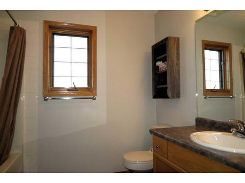 173 1 Avenue, Irricana, AB - Indoor Photo Showing Bathroom