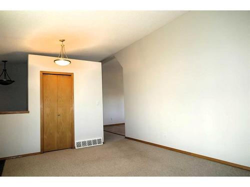 173 1 Avenue, Irricana, AB - Indoor Photo Showing Other Room