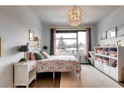 2427 3 Avenue Nw, Calgary, AB - Indoor Photo Showing Bedroom