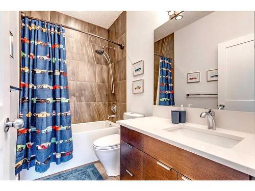 2427 3 Avenue Nw, Calgary, AB - Indoor Photo Showing Bathroom
