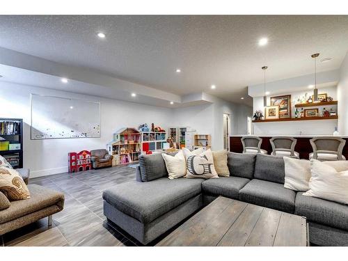 2427 3 Avenue Nw, Calgary, AB - Indoor Photo Showing Living Room