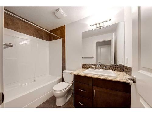 1106 Colgrove Avenue Ne, Calgary, AB - Indoor Photo Showing Bathroom