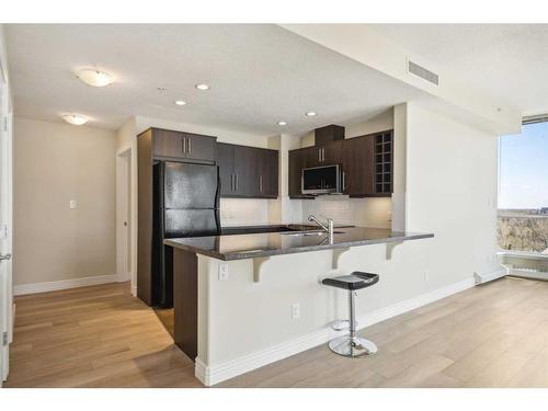 703-55 Spruce Place Sw, Calgary, AB - Indoor Photo Showing Kitchen