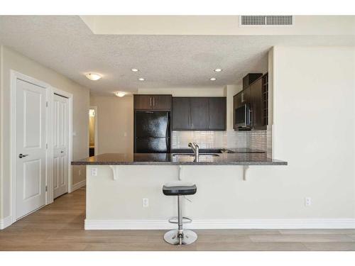 703-55 Spruce Place Sw, Calgary, AB - Indoor Photo Showing Kitchen
