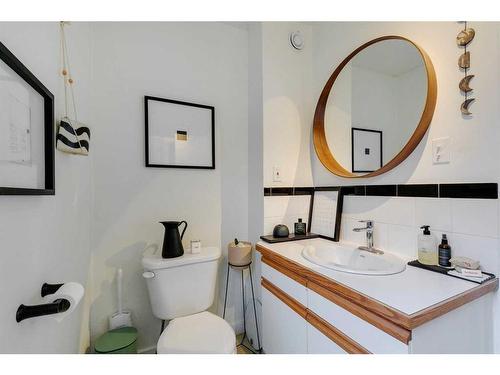 840 17 Avenue Se, Calgary, AB - Indoor Photo Showing Bathroom
