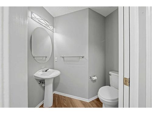 543 Douglas Glen Boulevard Se, Calgary, AB - Indoor Photo Showing Bathroom