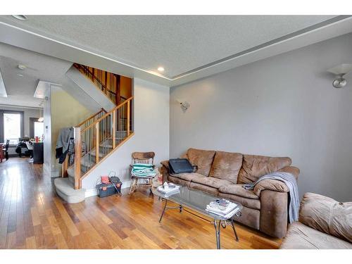 2402 25A Street Sw, Calgary, AB - Indoor Photo Showing Living Room